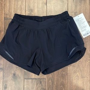 Lululemon Hotty Hot LR Short 4” lined